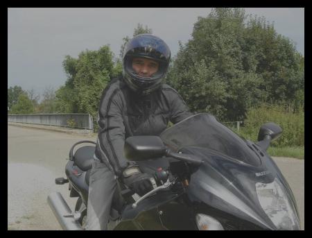 une tite penser a un motard..